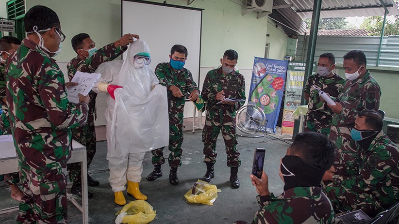 Prajurit TNI Korem 074/Wirastratama Berlatih Prosedur Memakai dan Melepas APD - Bagian 1