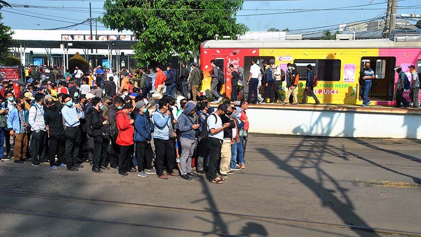 Penumpang Menumpuk di Stasiun Bogor, Tidak Ada Physical Distancing - Bagian 1