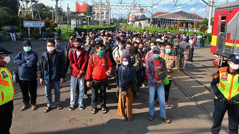 Penumpang Menumpuk di Stasiun Bogor, Tidak Ada Physical Distancing - Bagian 2
