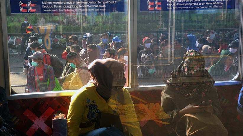 Penumpang Menumpuk di Stasiun Bogor, Tidak Ada Physical Distancing - Bagian 3