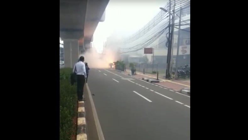 Kabel Listrik di Melawai Jaksel Terbakar Warga Panik