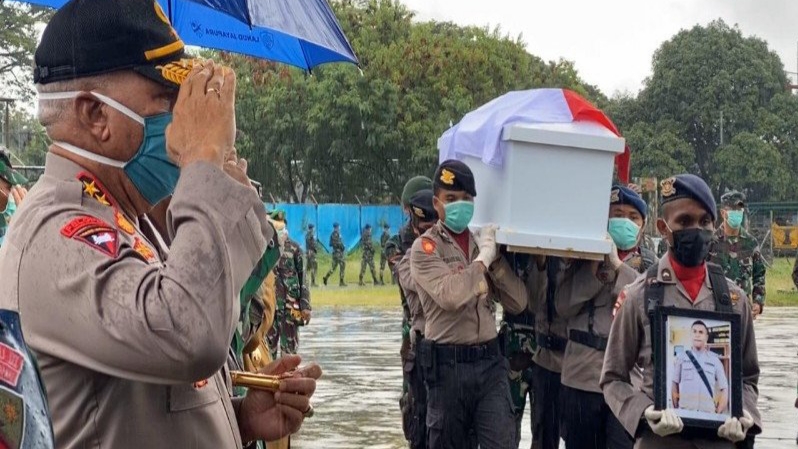 title Kapolda Papua Lepas 3 Jenazah Polisi Korban Penembakan Oknum TNI di Mamberamo Raya Kapolda Papua Lepas 3 Jenazah Polisi Korban Penembakan Oknum TNI di Mamberamo Raya
