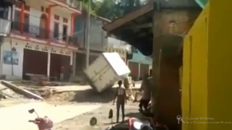 Truk Terguling di Lokasi Tanah Ambles Jalan Poros Palopo-Toraja