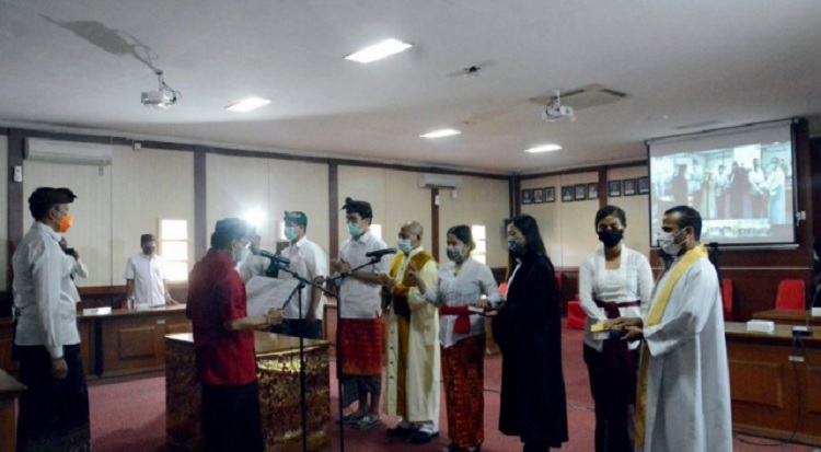 title Pelantikan PNS di Bali, Gubernur Wayan Koster Bacakan Sumpah via Teleconference Pelantikan PNS di Bali, Gubernur Wayan Koster Bacakan Sumpah via Teleconference