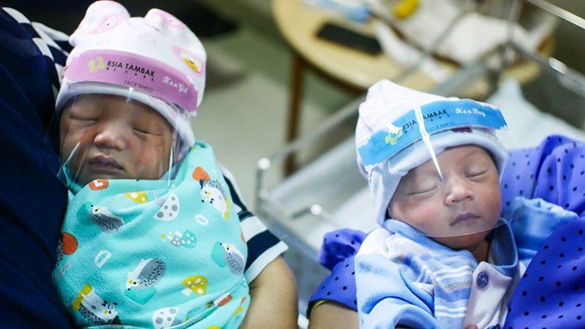 Cegah Covid-19, Bayi Baru Lahir Pakai Pelindung Wajah di RSIA Tambak Jakarta - Bagian 1