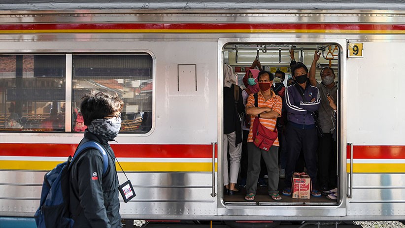 Hari Kelima PSBB, Stasiun Manggarai Ramai Penumpang - Bagian 1