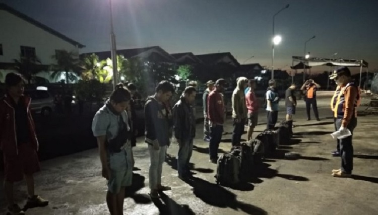 Tiba di Pelabuhan Benoa, 15 ABK Lolos dari Pemeriksaan Digiring ke Karantina