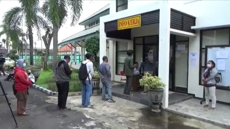 Ratusan Korban PHK Serbu Posko Kartu Prakerja Disnakertrans Jatim
