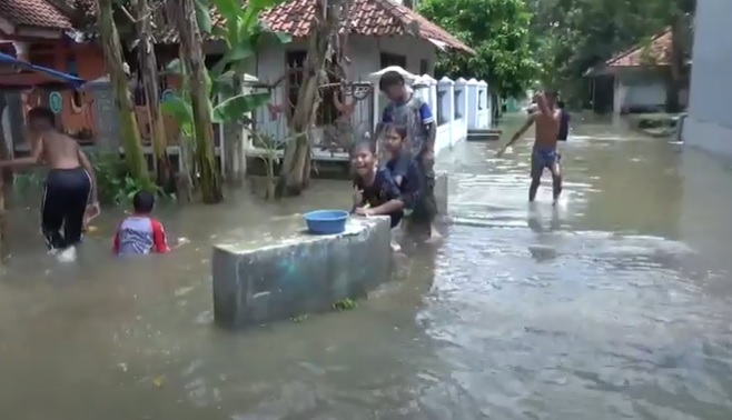 Di Tengah Wabah Corona, Banjir Rendam Ribuan Rumah di Cirebon akibat Hujan Deras