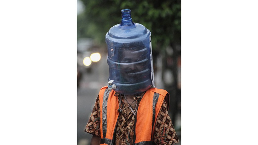 Tukang Parkir di Yogyakarta Gunakan Galon Air Mineral sebagai Pelindung Wajah - Bagian 2