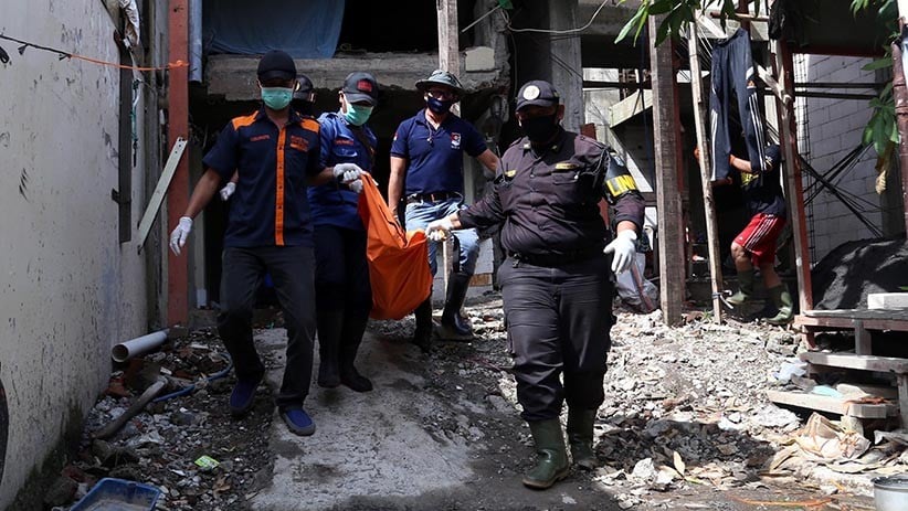 Tim Inafis Polrestabes Surabaya Disemprot Disinfektan usai Evakuasi Jenazah - Bagian 4