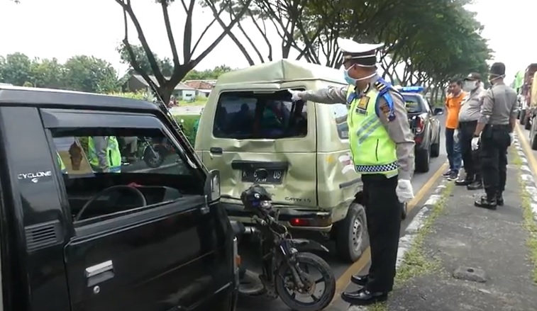 Kecelakaan Karambol 5 Kendaraan di Demak, Pemotor Perempuan Tewas Terlindas Truk