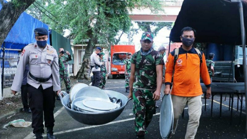 Bantu Warga Terdampak Corona, Polda Sumsel Terjunkan Personel Operasikan Dapur Umum