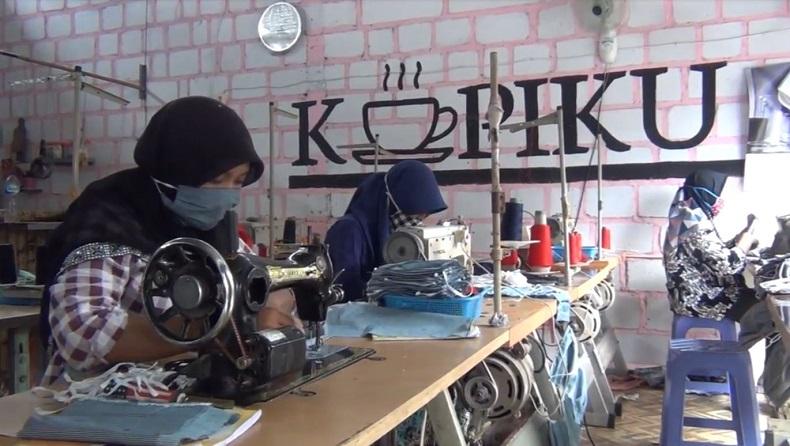 Dampak Corona, Perempuan di Mojokerto Sulap Warung Kopi Miliknya Jadi Tempat Pembuatan Masker