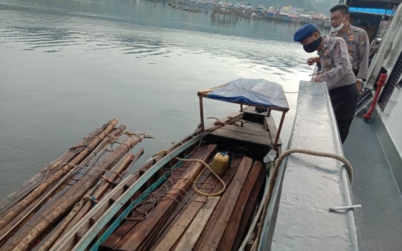 Polisi Amankan Kapal Pengangkut Kayu Ilegal Di Perairan Karang Sibongsu