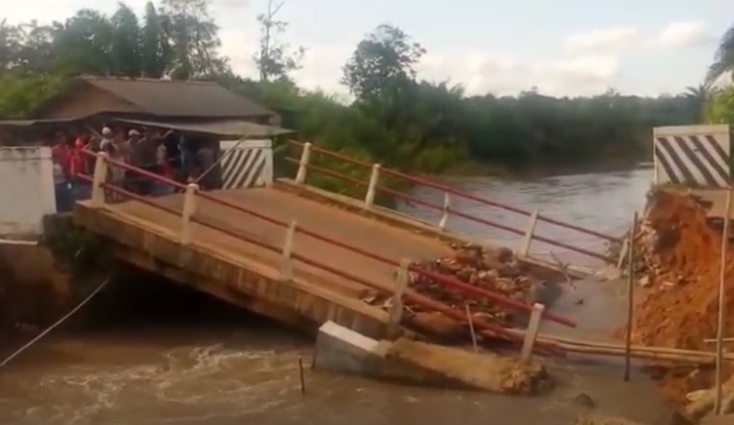 title Jembatan di Bangka Selatan Ambruk akibat Hujan Deras, 1 Warga Hilang Jembatan di Bangka Selatan Ambruk akibat Hujan Deras, 1 Warga Hilang