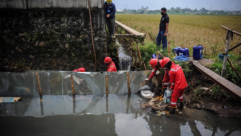 Rembesan Minyak Pertamina Mengalir ke Anak Sungai Citarum - Bagian 3