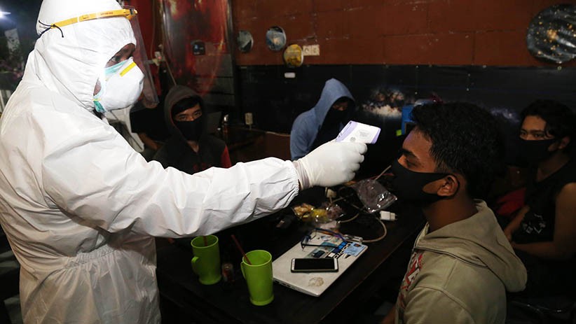 Nongkrong di Warkop, Pengunjung Ini Langsung Jalani Rapid Test Covid-19 - Bagian 5