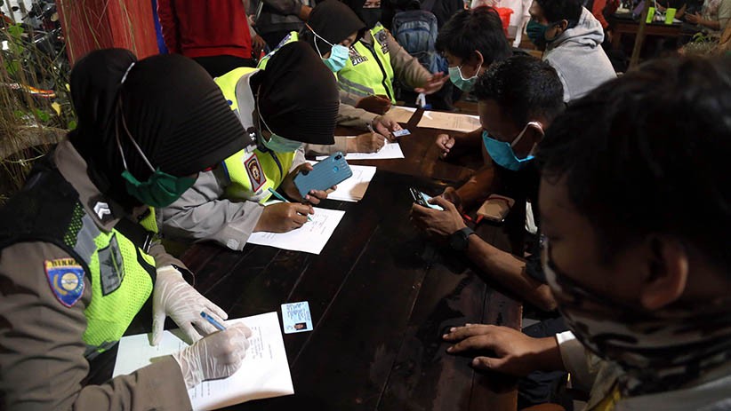 Nongkrong di Warkop, Pengunjung Ini Langsung Jalani Rapid Test Covid-19 - Bagian 4