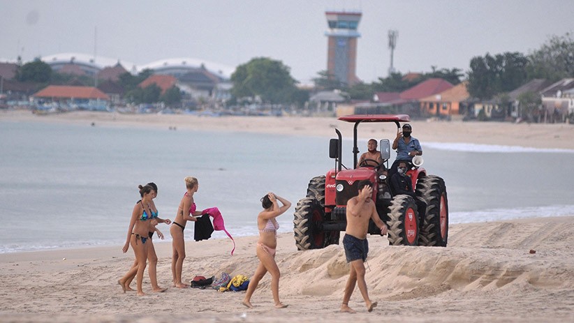 Melanggar Peraturan, Wisatawan Diusir saat Bermain di Pantai Kedonganan Bali - Bagian 2