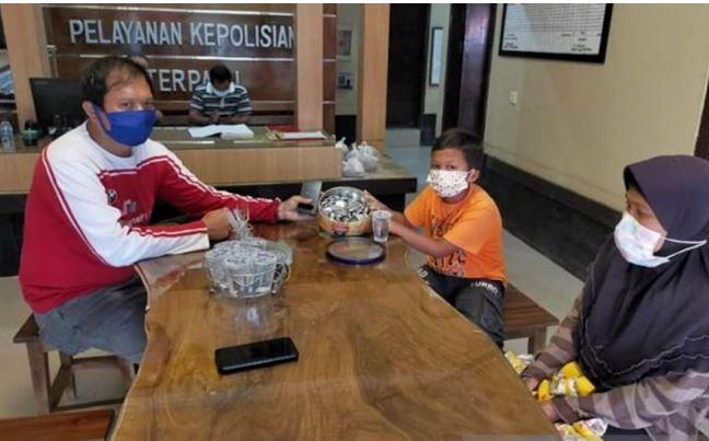 title Terharu, Bocah Sumbangkan Uang Celengan demi Tenaga Medis Pakai APD Terharu, Bocah Sumbangkan Uang Celengan demi Tenaga Medis Pakai APD