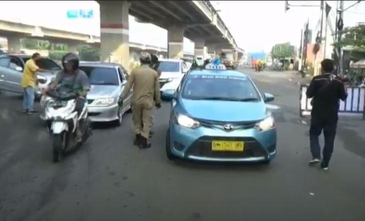 title Hari Kedua PSBB Bekasi, Polisi Turunkan Penumpang Mobil yang Langgar Aturan Hari Kedua PSBB Bekasi, Polisi Turunkan Penumpang Mobil yang Langgar Aturan