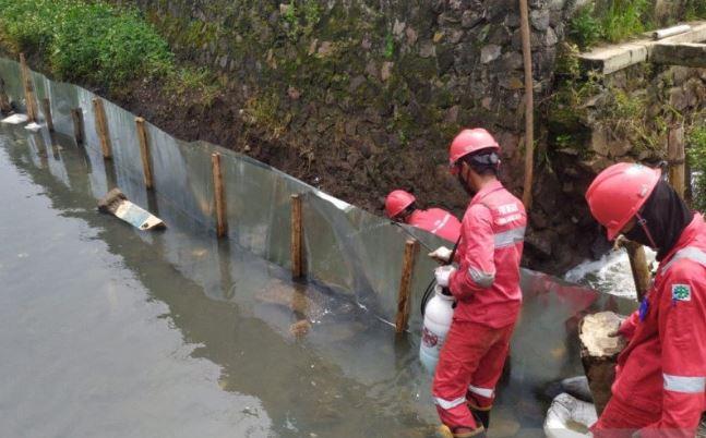Sambungan Pipa Pertamina Di Bandung Kendur Solar Masuk Ke Sungai Cinambo