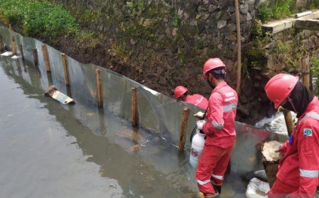 Sambungan Pipa Pertamina di Bandung Kendur, Solar Masuk ke Sungai Cinambo