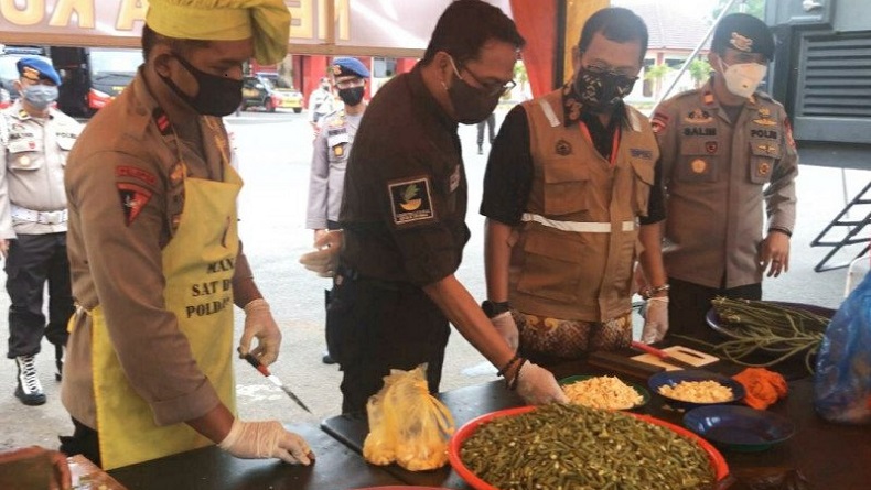 Masak di Kendaraan Taktis, Brimob Bikin Dapur Umum untuk Warga di Makassar