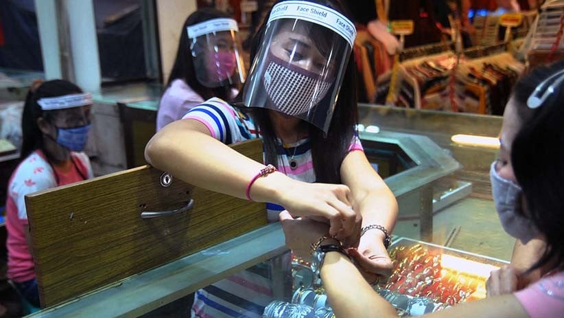 Pedagang Toko Emas Gunakan Face Shield Cegah Penularan Covid-19 - Bagian 2