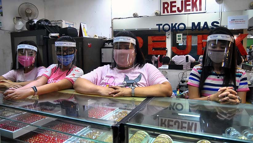 Pedagang Toko Emas Gunakan Face Shield Cegah Penularan Covid-19 - Bagian 1