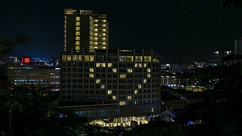 Simbol Cinta terhadap Petugas Medis, Nyala Lampu Hotel di Batam Berbentuk Hati - Bagian 1