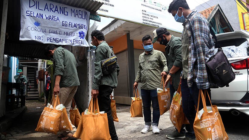 Mahasiswa UM Surabaya Bagikan Sembako kepada Masyarakat Terdampak Corona - Bagian 2