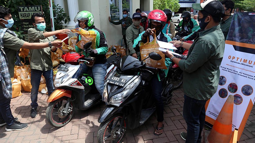 Mahasiswa UM Surabaya Bagikan Sembako kepada Masyarakat Terdampak Corona - Bagian 3