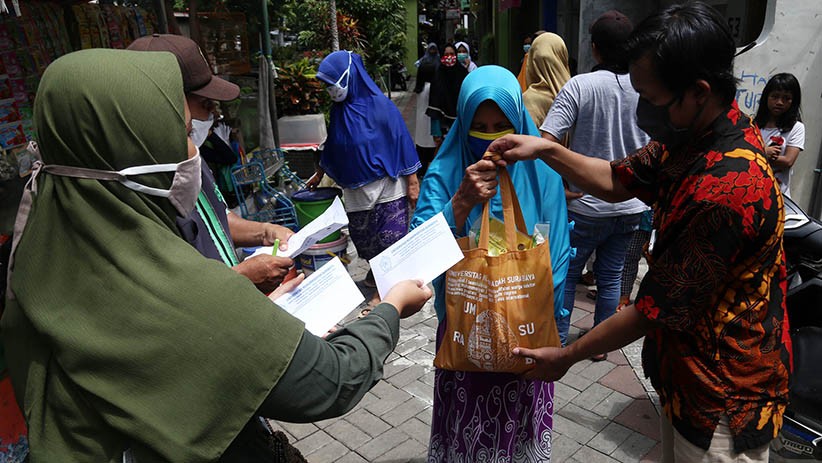 Mahasiswa UM Surabaya Bagikan Sembako kepada Masyarakat Terdampak Corona - Bagian 4