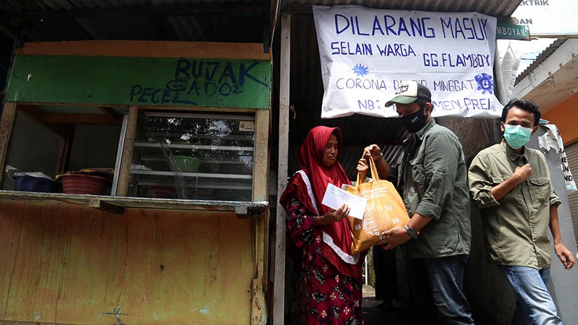 Mahasiswa UM Surabaya Bagikan Sembako kepada Masyarakat Terdampak Corona - Bagian 5