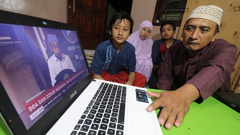 Warga Jatim Ikuti Doa dan Zikir Nasional Secara Online - Bagian 2