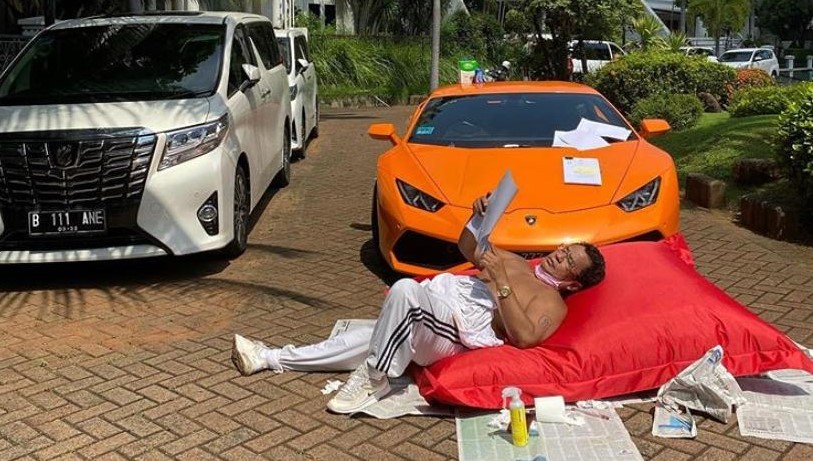 Gaya Hotman Paris Berjemur di Depan Ferarri, Kata Netizen: Pria Idaman Wanita