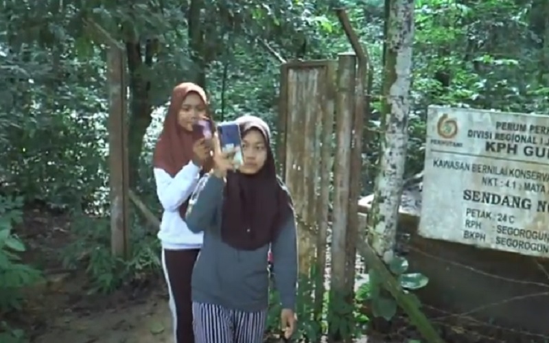Berburu Sinyal ke Hutan, Anak-Anak Desa di Grobogan Kaget Lihat Tugas Sekolah