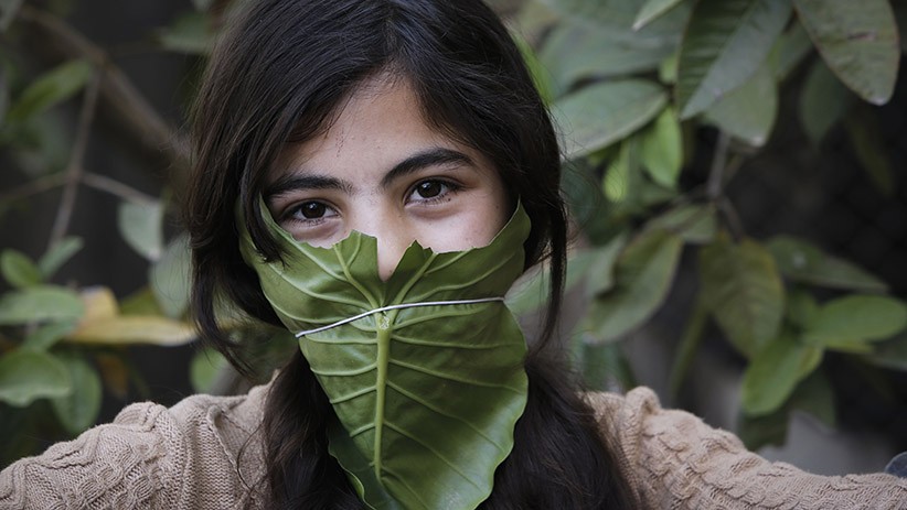 Anak-Anak Palestina Pakai Masker Darurat Terbuat dari Daun Sayur Kubis - Bagian 3