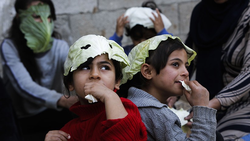 Anak-Anak Palestina Pakai Masker Darurat Terbuat dari Daun Sayur Kubis - Bagian 4