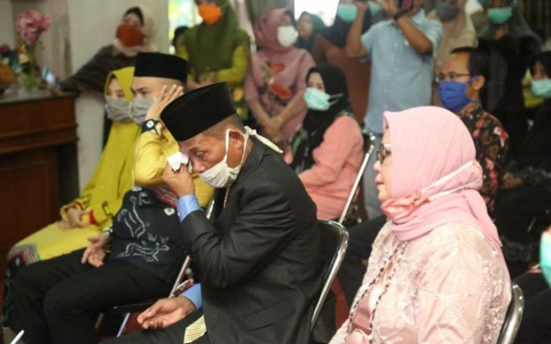 Sedih, Bupati Tanah Laut Menangis Hanya Bisa Melihat Pernikahan Putranya lewat Video