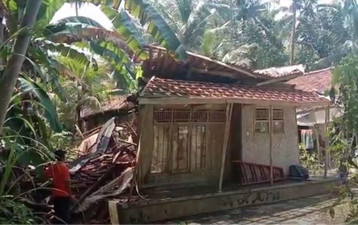 Rumah Nenek 80 Tahun di Pangandaran Ambruk Akibat Hujan Lebat Disertai Angin