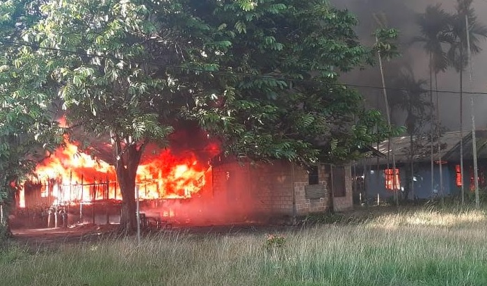 title Ribut Portal Cegah Corona, 2 Kelompok Warga di Papua Bentrok, 8 Rumah Dibakar Ribut Portal Cegah Corona, 2 Kelompok Warga di Papua Bentrok, 8 Rumah Dibakar