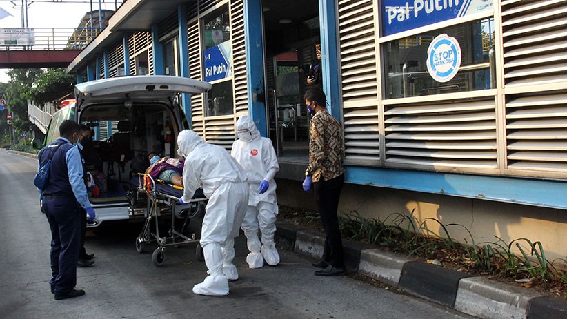 Tim Medis dengan APD Lengkap Evakuasi Penumpang Pingsan di Halte Transjakarta - Bagian 1