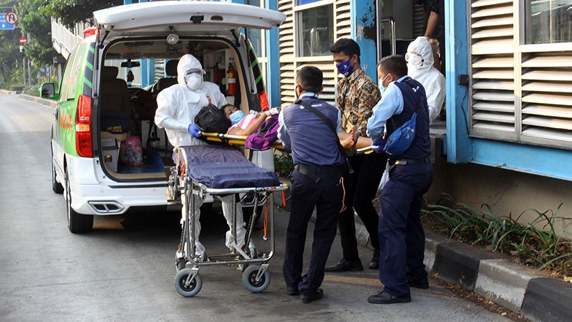 Tim Medis dengan APD Lengkap Evakuasi Penumpang Pingsan di Halte Transjakarta - Bagian 2