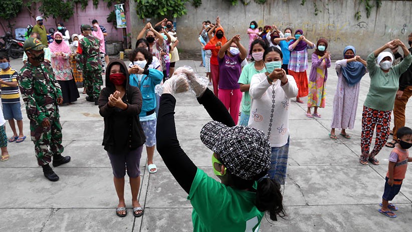 JCI East Java dan TNI Bagikan Paket Sembako dan Masker untuk Warga Terdampak Corona - Bagian 4