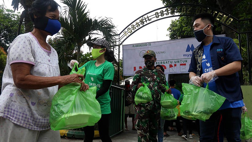 JCI East Java dan TNI Bagikan Paket Sembako dan Masker untuk Warga Terdampak Corona - Bagian 1