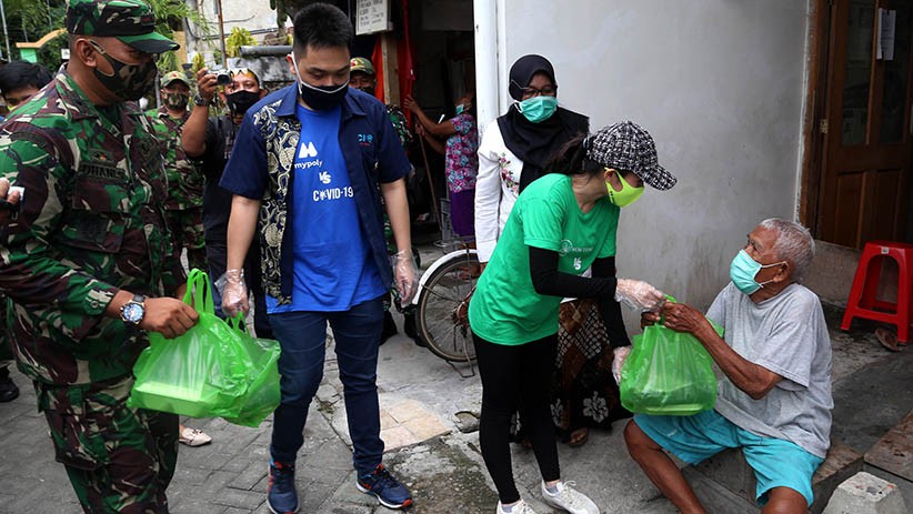JCI East Java dan TNI Bagikan Paket Sembako dan Masker untuk Warga Terdampak Corona - Bagian 2