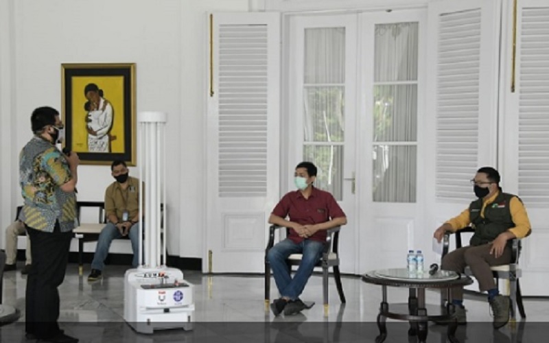title RS Rujukan Covid-19 di Jabar Akan Gunakan Robot untuk Basmi Virus RS Rujukan Covid-19 di Jabar Akan Gunakan Robot untuk Basmi Virus